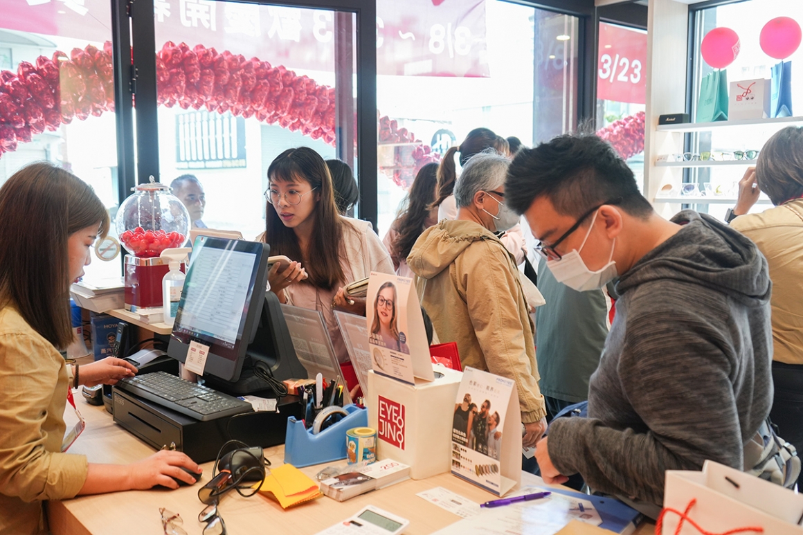 愛鏡左營眼鏡店開幕,門市絡繹不絕