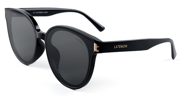 鏡面與特殊圓形大框的創新結合技術，將接近平面的鏡片完全覆蓋在鏡框上，打造不言而喻的高級感