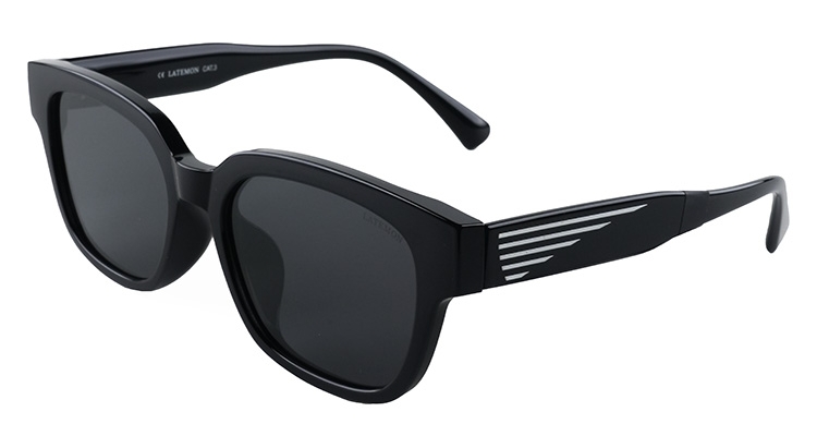 內嵌銀色金屬線條寬版鏡腿，散發動態感的時尚魅力