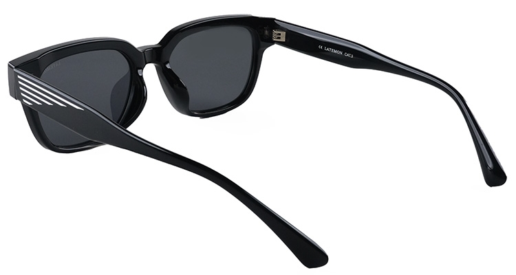 板材醋酸纖維材質的鏡框，演譯低調奢華質感