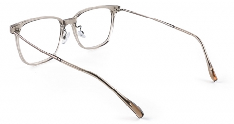 超輕量、柔軟、高彈性的 TR 材質（記憶樹脂），拼接鈦合金鏡腿、鼻托，耐用、不易變形、不易腐蝕，且較有彈性，超輕薄的重量，滿足配戴者舒適性的期待