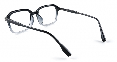 粗框眼鏡特別凸顯時尚感