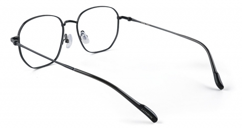 鏡框與鏡腿前側採霧面處理，觸感柔順而親膚，不留指紋痕跡，透露出極致的質感