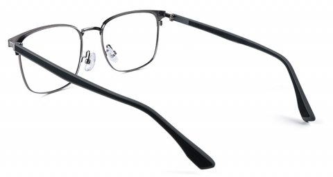 眉框型模仿眉毛突顯臉部的輪廓重點，配上方形框，在知性中帶出柔和的氣質。