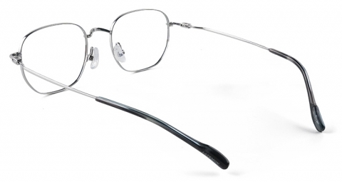 冷色調的科技銀全鈦材質具有清亮特性，一戴上即能將膚色完美地襯白一階！