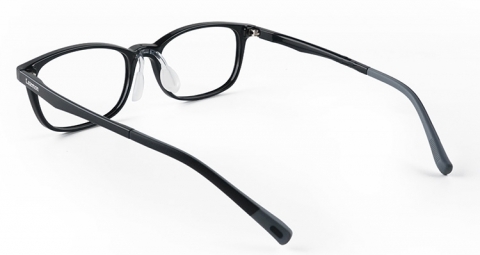 俐落的長方形框，具有一定的專業形象，並能突顯臉部線條的立體感