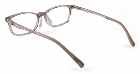 TR 材質超輕薄的重量，滿足配戴者舒適性的期待