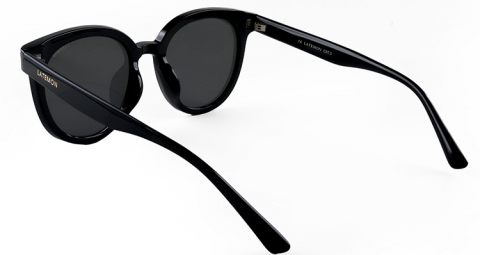 板材醋酸纖維材質的鏡框，演譯低調奢華質感